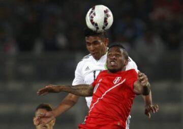 Mexico's Juan Carlos Valenzuela (L) and Peru's Jefferson Farfan jump to head the ball at their friendly soccer match in Lima, ahead of the Copa America tournament, June 3, 2015. REUTERS/Mariana Bazo