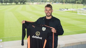 Burnley bring in Adam Legzdins and loan out Mitchell