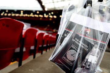 Se cumplen 60 años de la tragedia aérea que acabó con la vida de 23 personas, ocho de ellos futbolistas del equipo inglés al que llamaban 'Busby Babes'. El Manchester United realizó un bonito memorial en el partido de la Premier frente a Huddersfield Town