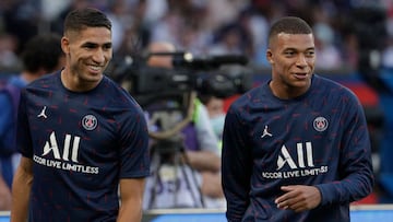 Achraf Hakimi y Kylian Mbappé, jugadores del Paris Saint-Germain, calientan antes de un partido.