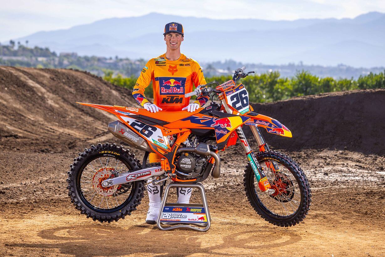 Jorge Prado posa como nuevo piloto de Red Bull KTM en Estados Unidos.