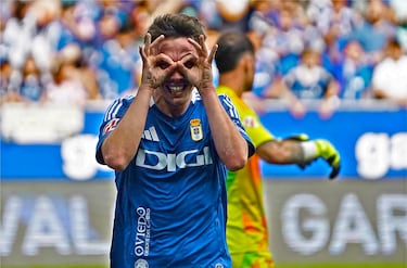 Como un avión entró Paulino de la Fuente en el segundo palo, para marcar el gol que dio la victoria al Oviedo ante el Zaragoza. Excelso cabezazo en el minuto 91, que permite a los carbayones seguir luchando por el ascenso directo.