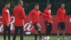 Alexis S&aacute;nchez entrena junto a otros componentes de la selecci&oacute;n chilena. 