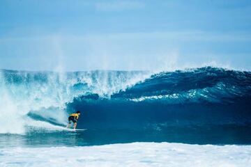 El surfista brasileño pudo mantener la licra amarilla en Pipeline.