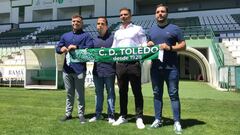 Aitor G&oacute;mez - de blanco - y su cuerpo t&eacute;cnico, presentados en el Salto del Caballo. 