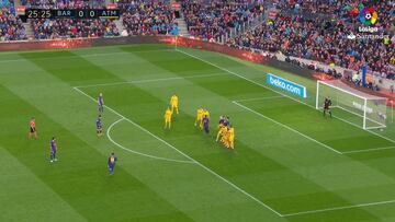 Golazo descomunal de Messi: la cara de Giménez en la barrera, premonitoria