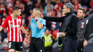 BILBAO, 19/04/2024.- El entrenador del Athletic Club Ernesto Valverde (d) durante el encuentro de la jornada 32 de LaLiga entre Athletic Club de Bilbao y Granada CF, este viernes en el estadio de San Mamés, en Bilbao. EFE/ Miguel Toña
