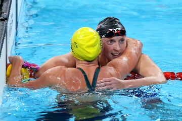 Katie Ledecky del equipo de Estados Unidos y Ariarne Titmus del equipo de Australia celebran después de ganar el bronce y el oro en la final de estilo libro 400m.