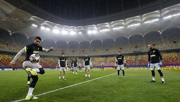 Bucharest (Romania), 22/02/2021.- Atletico Madrid players go through warm-up routines during a training session in Bucharest, Romania, 22 February 2021. Atletico will face Chelsea FC in their UEFA Champions League, Round of 16 1st leg match on 23 February