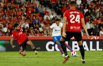 1-1. Raphinha aprovecha un balón suelto de un rechace, se planta en la frontal del área, dispara duro, seco y raso al palo derecho de Pedrag Rajkovic para anotar el primer gol.