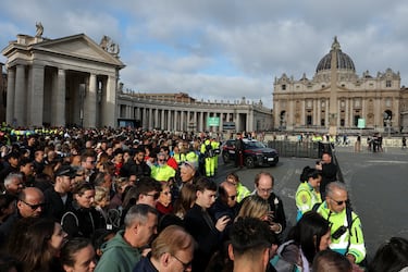 Fieles hacen fila para ingresar a la Basílica de San Pedro para rendir homenaje al Papa Francisco.