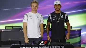 FOR02 ABU DABI (EMIRATOS ARABES UNIDOS) 24/11/2016.- El piloto británico Lewis Hamilton, de la escudería Mercedes AMG (d), y su compañero de equipo, el alemán Nico Rosberg (i), posan durante una rueda de prensa en el circuito de Yas Marina, en Abu Dabi, Emiratos Árabes Unidos, hoy, 24 de noviembre de 2016. El Gran Premio de Abu Dabi se celebrará el próximo 27 de noviembre de 2016. EFE/Valdrin Xhemaj