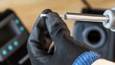 Este soldador de estaño repara cualquier pieza o componente electrónico fácil y rápidamente