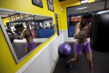 La boxeadora colombiana, Mónica Henao, afincada en Panamá busca triunfar en el boxeo latinoamericano, está harta de que sus contrincantes la subestimen por su escultural cuerpo y de que antes de subirse al ring le suelten frases como "la modelito va a com