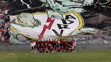 La plantilla posa con el tifo y la afición en Vallecas.