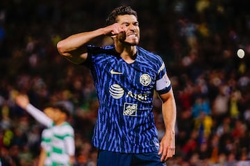 Henry Martín del América celebra hoy tras anotar contra Santos Laguna.