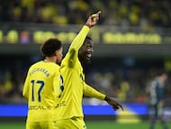 VILLARREAL (CASTELLÓN), 09/02/2026.- El delantero marfileño del Villarreal Nicolas Pépé celebra su gol, tercero del equipo, durante el partido de la jornada 23 de LaLiga que Villarreal CF y RCD Espanyol disputan este lunes en el estadio de La Cerámica. EFE/Andreu Esteban