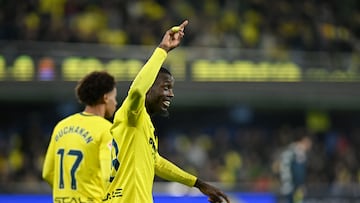 VILLARREAL (CASTELLÓN), 09/02/2026.- El delantero marfileño del Villarreal Nicolas Pépé celebra su gol, tercero del equipo, durante el partido de la jornada 23 de LaLiga que Villarreal CF y RCD Espanyol disputan este lunes en el estadio de La Cerámica. EFE/Andreu Esteban