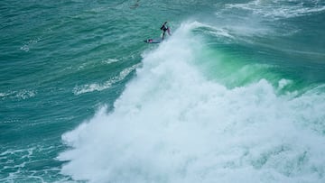 FOTODELDÍA GETXO (BIZKAIA), 06/12/2025.- El surfista francés Clement Rosseyro coge una ola en la final del Punta Galea Challenge, en la que se ha proclamado campeón, este sábado en Getxo (Bizkaia). La competición de surf sobre olas grandes más longeva de Europa, se disputa con una previsión meteorológica que avanza olas de seis metros de altura. EFE/Javier Zorrilla