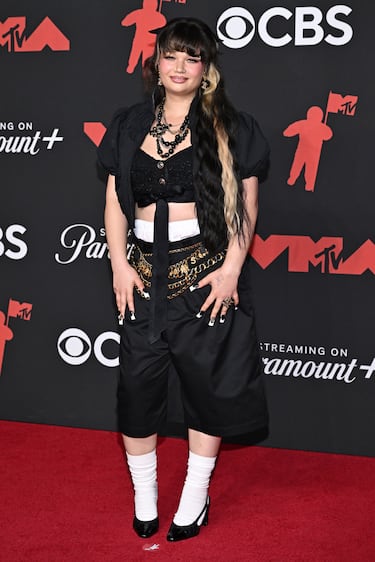 Lola Young posa en la alfombra roja de los MTV Video Music Awards.
