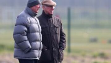 Alex Ferguson y Sir Bobby Charlton hablan en el entrenamiento del United.