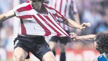 <b>LLORENTE</b> Llorent saltó con la soga al cuello, con un empate que no iba a ninguna parte y con todas las expectativas que genera en la grada cada vez que le toca salir a parchear los partidos. El chico se ha dado cuenta esta temporada que no es fácil ser la esperanza del Athletic siendo un juvenil porque hay muchos nombres míticos y mucha historia detrás para estar a la altura. También ha conocido montaña rusa del fútbol, que lo subió arriba a la mínima que enseñó sus cualidades y lo bajó en el momento que la situación del equipo requería fuego en la cabeza y acero en las botas. Con todo esas cargas, Llorente se ventiló ayer en la línea de fondo a Milito y a Ponzio cosiendo dos regates de la cuerda y le regaló un gol a Yeste que puede valer la salvación. En una situación límite, arriesgo y le salió. San Mamés volvió a sentir que tiene entre sus manos un jugador especial: un tallo que la juega bien por abajo.