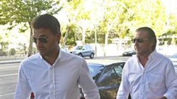 René y el padre de Ramos, ayer.