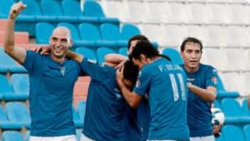 <b>REMONTADA. </b>Germán es felicitado ayer por sus compañeros tras lograr el segundo gol celeste.