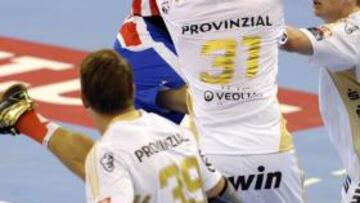 <b>MAL DEBUT. </b>La defensa germana frena un ataque de Lazarov.