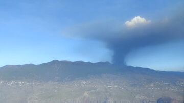 La columna de humo del volcán de La Palma a vista de pájaro