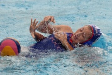 La rusa Elvina Karomova durante el campeonato europeo de waterpolo femenino Hungría-Rusia. descuido