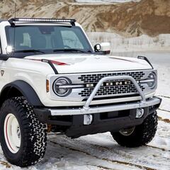 Este Ford Bronco en honor a uno de los Papamóviles de Juan Pablo II es vendido en 10 mdp