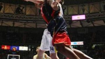 <b>GRAN TRABAJO. </b>Will McDonald intenta anotar a aro pasado.