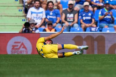 El golpe se produjo durante el minuto nueve de encuentro cuando ambos jugadores chocaron tras buscar un balón largo en diagonal. Al momento salieron las asistencias para atender a ambos jugadores.