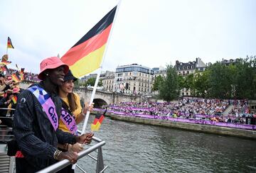 Dennis Schroeder y Anna-Maria Wagnerv,  ondean la bandera de Alemania en el barco que tambien acoge a Sud África, Albania, Argelia y Afganistán.