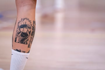 El tatuaje de Satoru Gojo (Jujutsu Kaisen) en el gemelo de Santi Yusta.