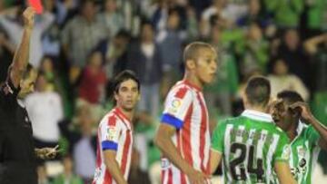 <b>INCRÉDULO. </b>Álvarez Izquierdo le enseña la tarjeta roja a Joel Campbell tras doble amarilla. En la imagen, el costarricense reacciona con un gesto de rabia ante la decisión.