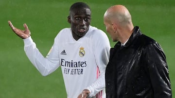 Ferland Mendy conversa con Zinedine Zidane en el Clásico de LaLiga Santander Real Madrid-Barcelona.