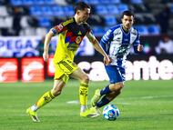Alvaro Fidalgo (L) of America fights for the ball with Alan Bautista(R) of Pachuca during the 3rd round match between Pachuca and America as part of the Liga BBVA MX, Torneo Clausura 2026 at Hidalgo Stadium, on January 18, 2026 in Pachuca, Hidalgo, Mexico.