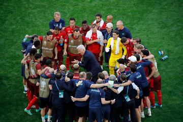 Vladimir Petkovic dando instrucciones momentos antes de comenzar la prórroga.