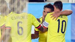 Falcao y James celebran por el gol del Tigre ante Espa&ntilde;a.