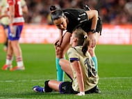 21/02/26 FUTBOL FEMENINO
PARTIDO PRIMERA DIVISION
GRANADA - BARCELONA
ARBITRA
Raquel Suarez se interesa por Graham