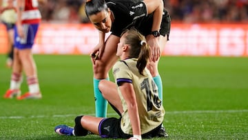 21/02/26 FUTBOL FEMENINO
PARTIDO PRIMERA DIVISION
GRANADA - BARCELONA
ARBITRA
Raquel Suarez se interesa por Graham
