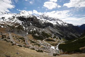 El pelotón en la subida al Stelvio, 'Cima Coppi' de esta edición.