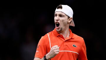 Paris (France), 31/10/2024.- Ugo Humbert of France celebrates winning a game during his round of 16 match against Carlos Alcaraz of Spain at the Rolex Paris Masters tennis tournament in Paris, France, 31 October 2024. (Tenis, Francia, España) EFE/EPA/YOAN VALAT