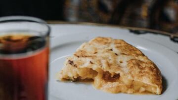 La tortilla de patata es un triunfo asegurado si sales por Madrid, aunque la lista donde poder encontrar una buena podría ser eterna. Uno de los lugares más emblemáticos donde encontrarla es La Ardosa, una taberna que se inauguró en 1892. Junto al Mercado