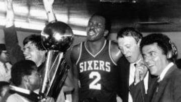 Moses Malone, en 1983, con el trofeo que le acreditaba como campe&oacute;n de la NBA.