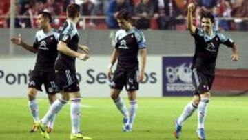 Los jugadores del Celta celebran el gol.