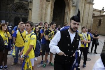 Miles de  seguidores del Cádiz se han desplazado hasta Oviedo para animar a su equipo 