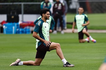 MEX1419. CIUDAD DE MÉXICO (MÉXICO), 08/10/2024.- Raúl Jiménez de la selección mexicana de fútbol, participa en un entrenamiento previo al amistoso contra Valencia en el Centro de Alto Rendimiento este martes, en Ciudad de México (México). EFE/Sáshenka Gutiérrez
